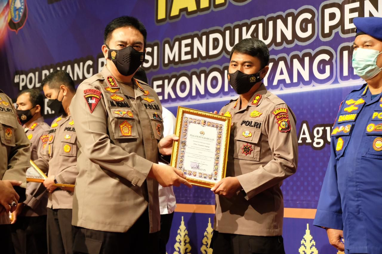 Kapolda Riau Beri Penghargaan kepada Kapolres Kuansing