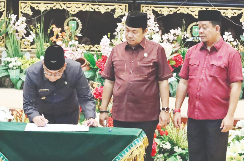 Paripurna DPRD RIAU Soal LKPJ 