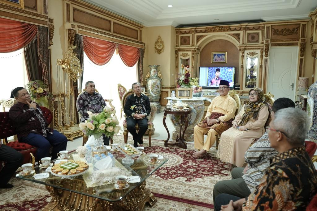 Ajak Bersama Meriahkan HUT Riau ke 65, Gubri Syamsuar Menjemput Gubri Terdahulu 