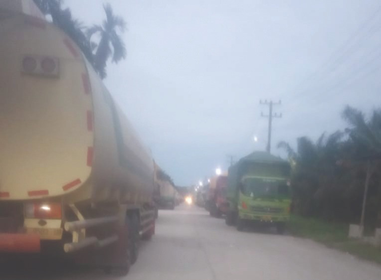 Mobil Angkutan PT Ivo Mas Tunggal Ganggu Pengguna Jalan