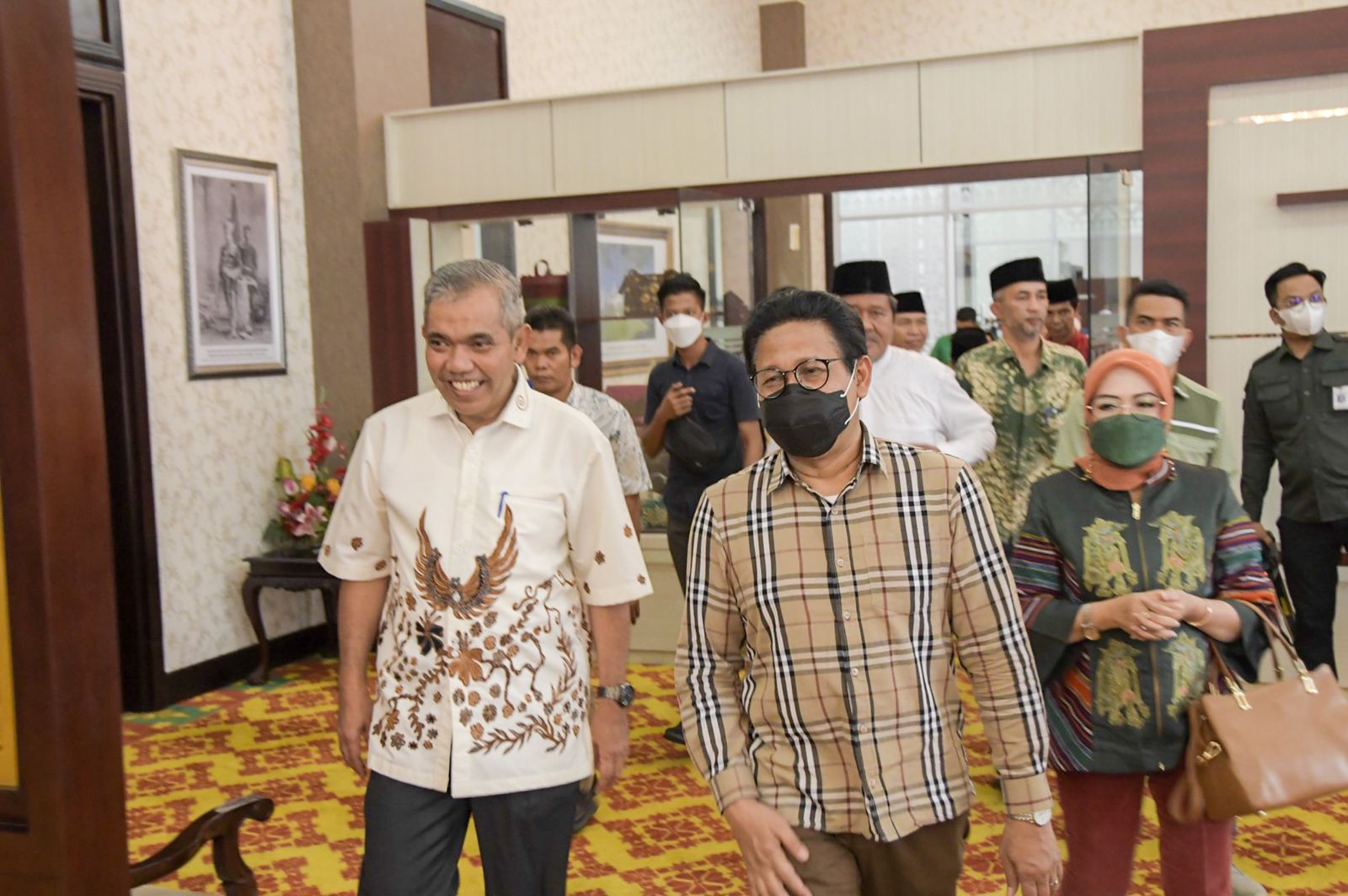 Pj Bupati Kampar Kamsol Jemput Menteri Desa PDTT RI di Bandara Sultan Syahrif Kasim