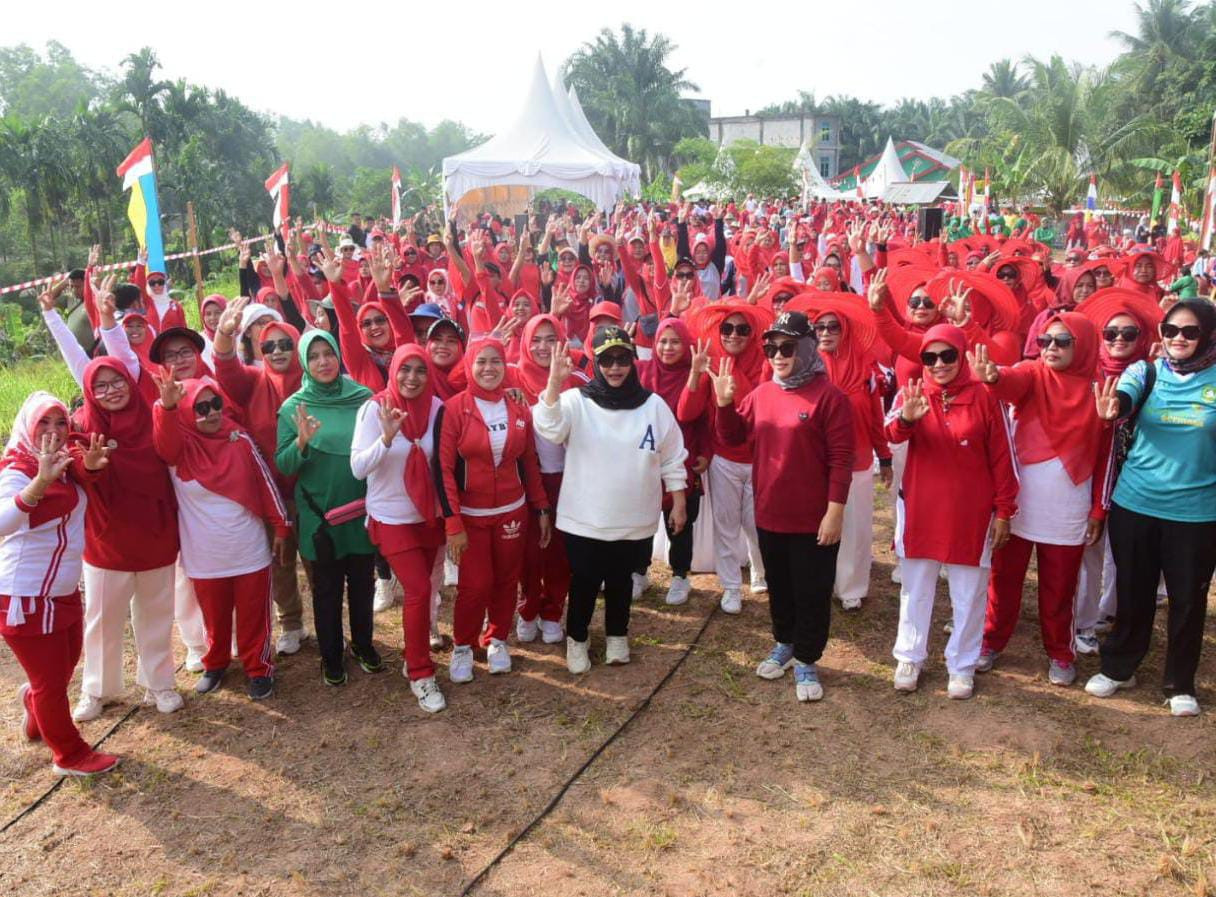 Bupati Bengkalis Ikut Jalan Santai Bersama Masyarakat
