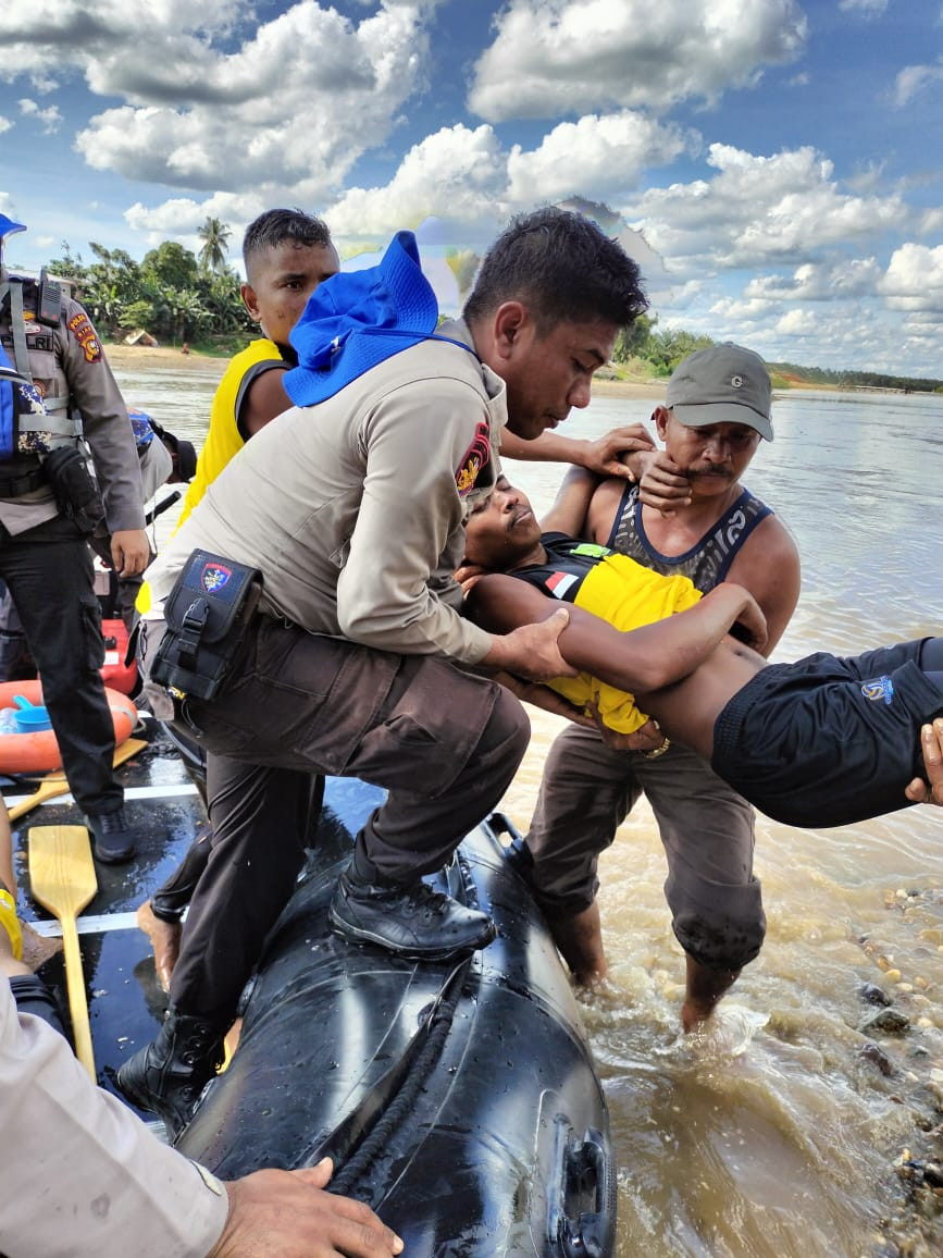 Anak pacu Kram... Diselamatkan Pol Airud Di Arena Lomba Pacu Jalur