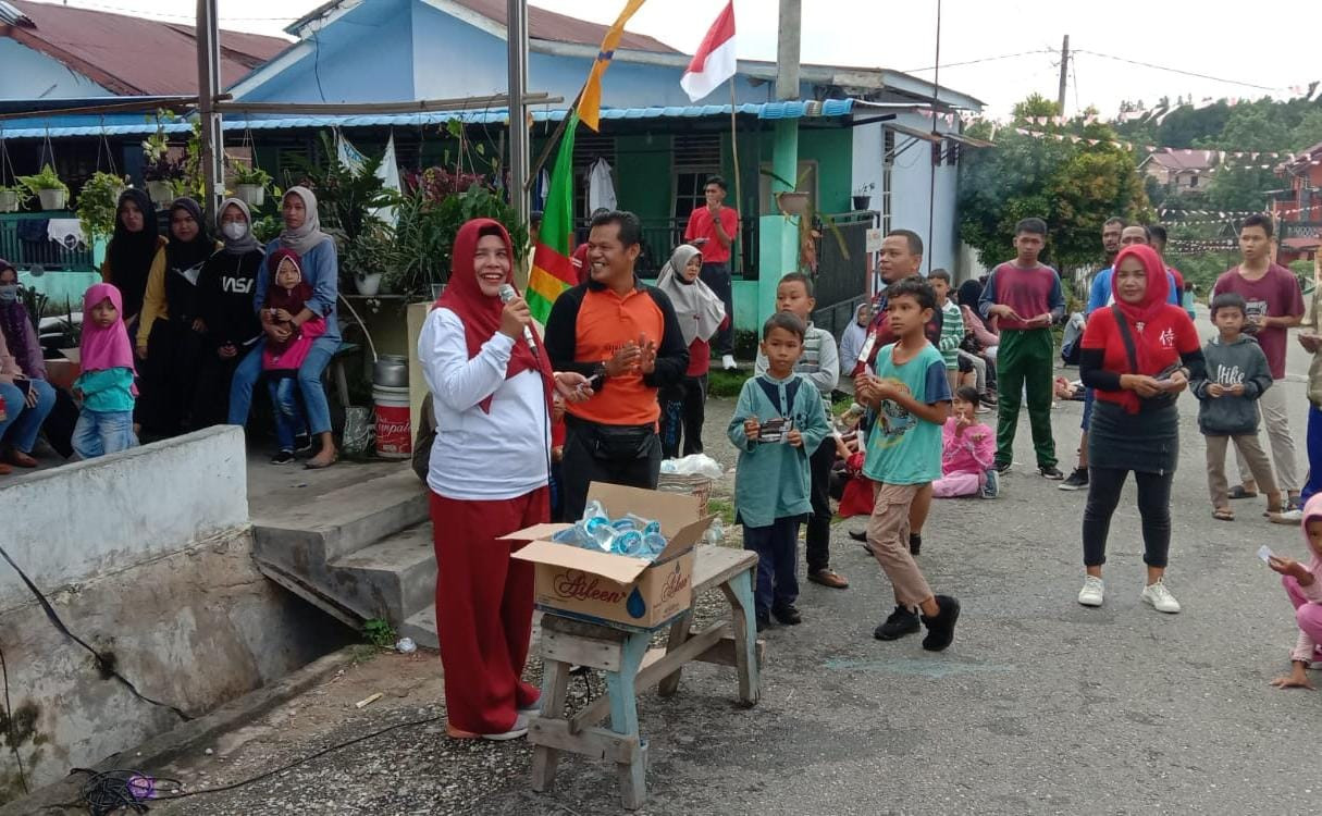 Gelar Perlombaan Rakyat, Kelurahan Umban Sari Meriahkan HUT RI