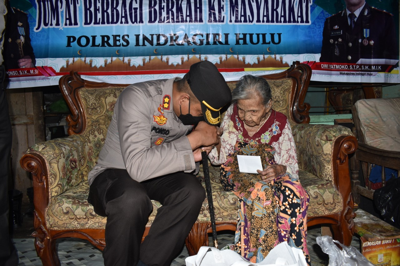 Orang Tua Renta dan Disabilitas Terima Bantuan Progam Jubah Emas Polres Inhu
