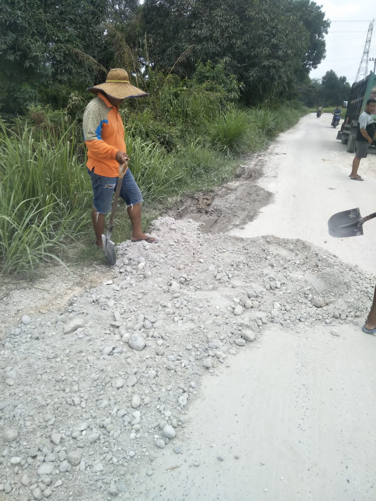 Akses Jalan Linta Pasar Kampar Parah, Perangkat Dusun Pinatan Desa Pasar Kampar Goro Tibun jalan