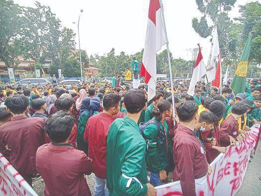 Mahasiswa Geruduk Gedung DPRD Riau Tiga Tuntutan Ini harus Dipenuhi Pemerintah