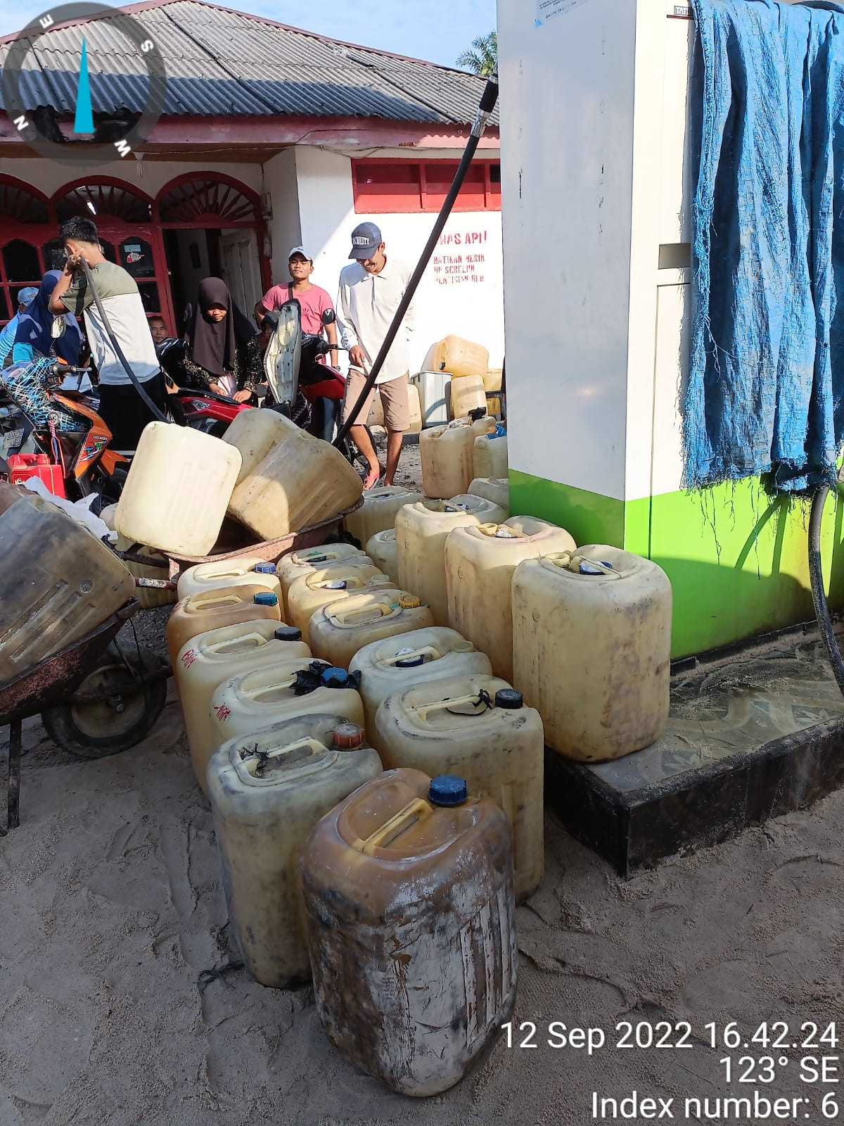 SPBU Di Desa Suka Maju Masih Berani Berani Bermain Mengisi Jerigen Tampa Menghindahkan Aturan