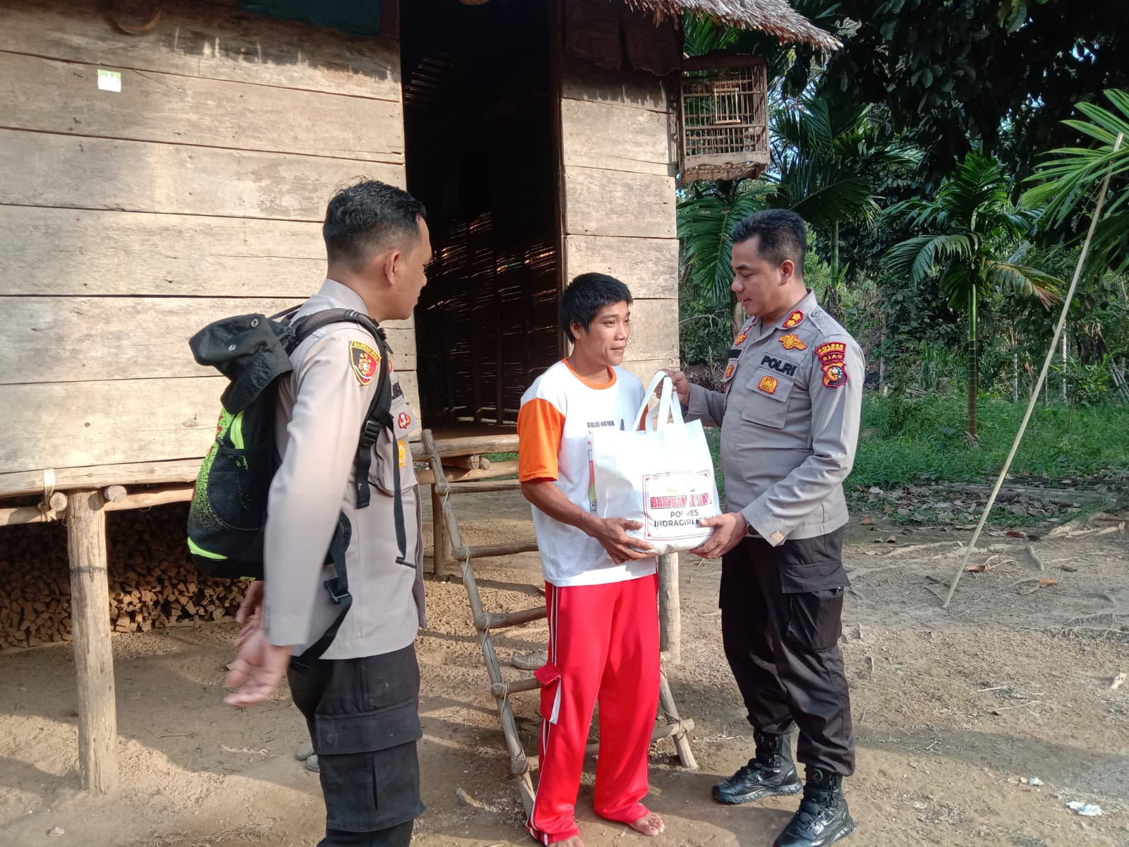 Kapolres Inhu Antarkan Bantuan Untuk Masyarakat Pedalaman Suku Talang Mamak