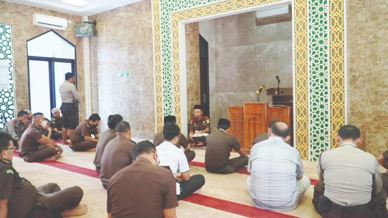 Kajati Riau Berikan Tausiah Kepada Pegawai