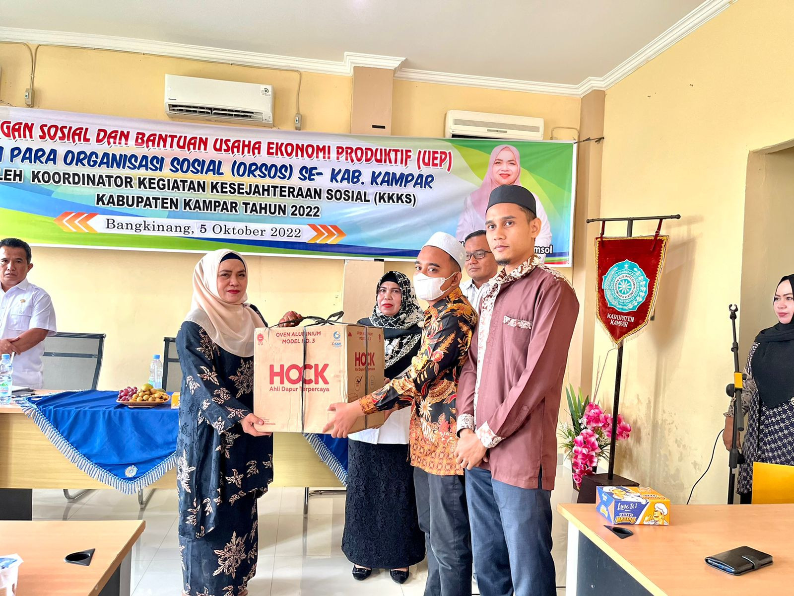 Ketua K3S Kampar Buka Bimbingan Sosial,  Sekaligus Serahkan Bantuan UEP Kepada Orsos Kampar