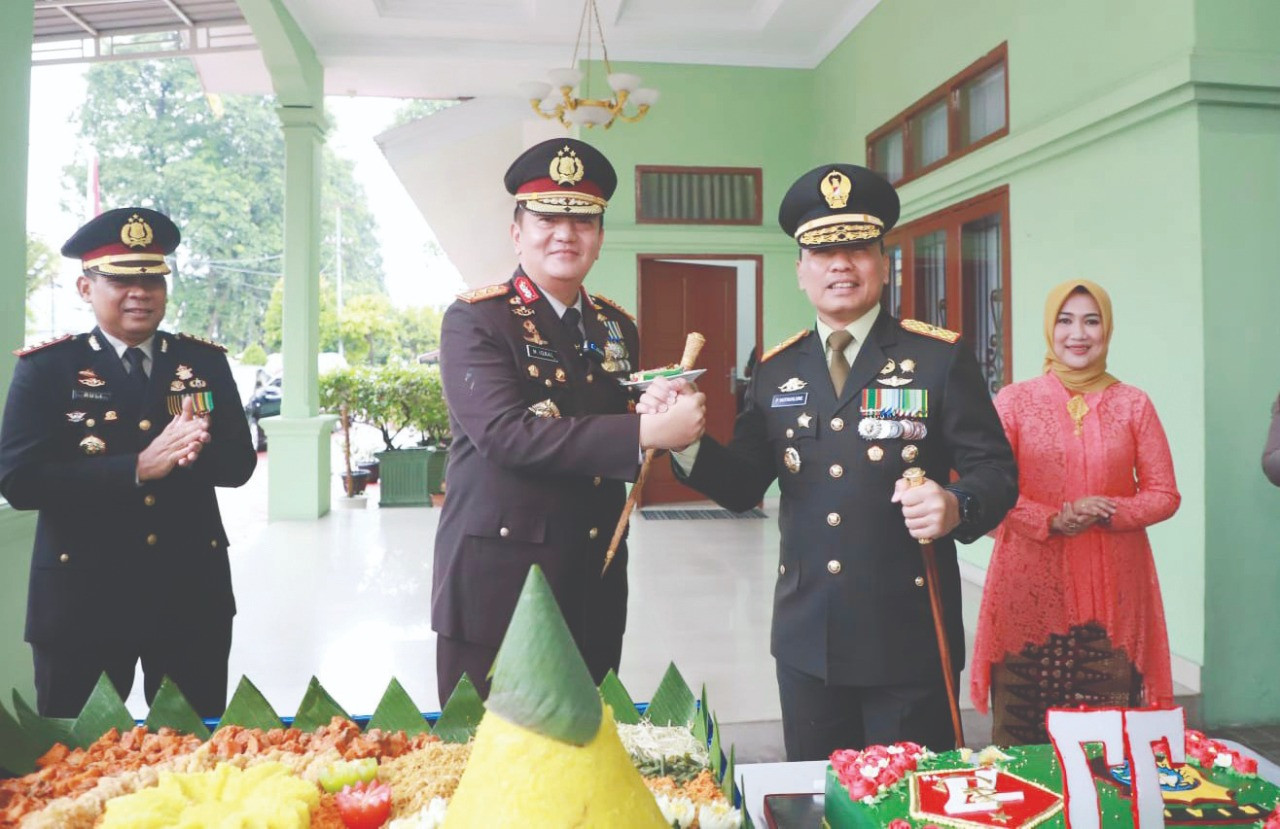 Kapolda Datangi Danrem Rayakan Hari Ulang Tahun TNI