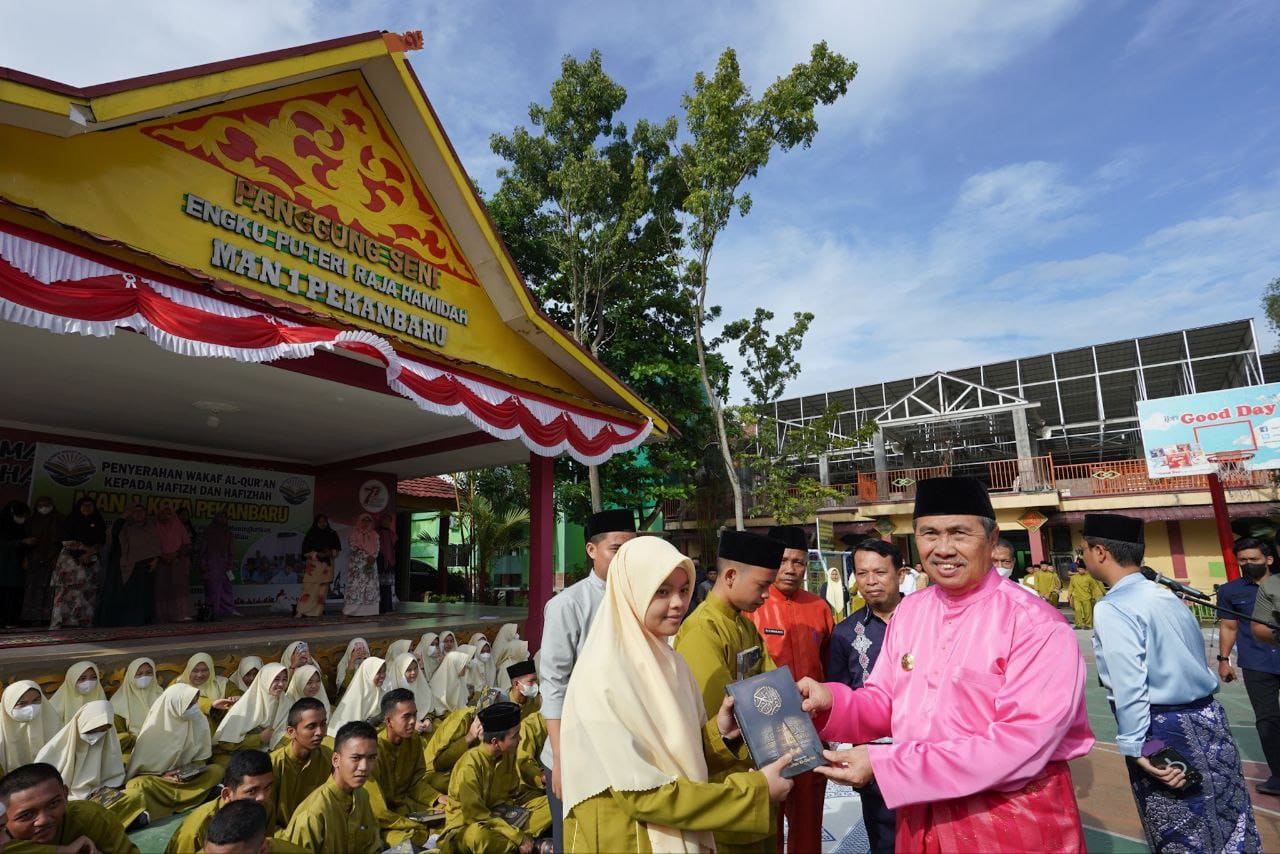 Gubri Serahkan Ratusan Wakaf Al-Quran di MAN 1 Pekanbaru