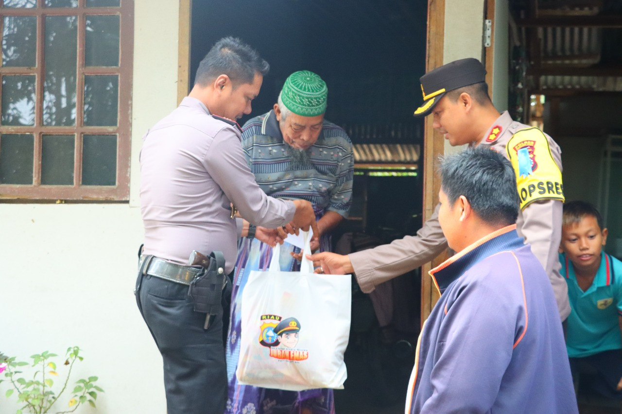 Lansia di Kuala Cenaku Terima Program Jubah Emas Polres Inhu Pekan Ini