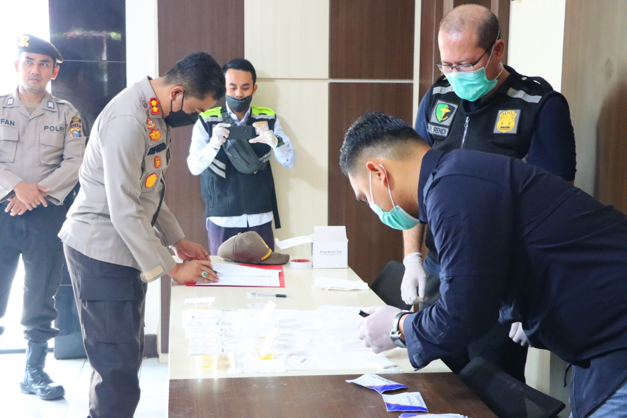 Puluhan Personel Polres Inhu Tes Urine Narkoba, Ini Hasilnya