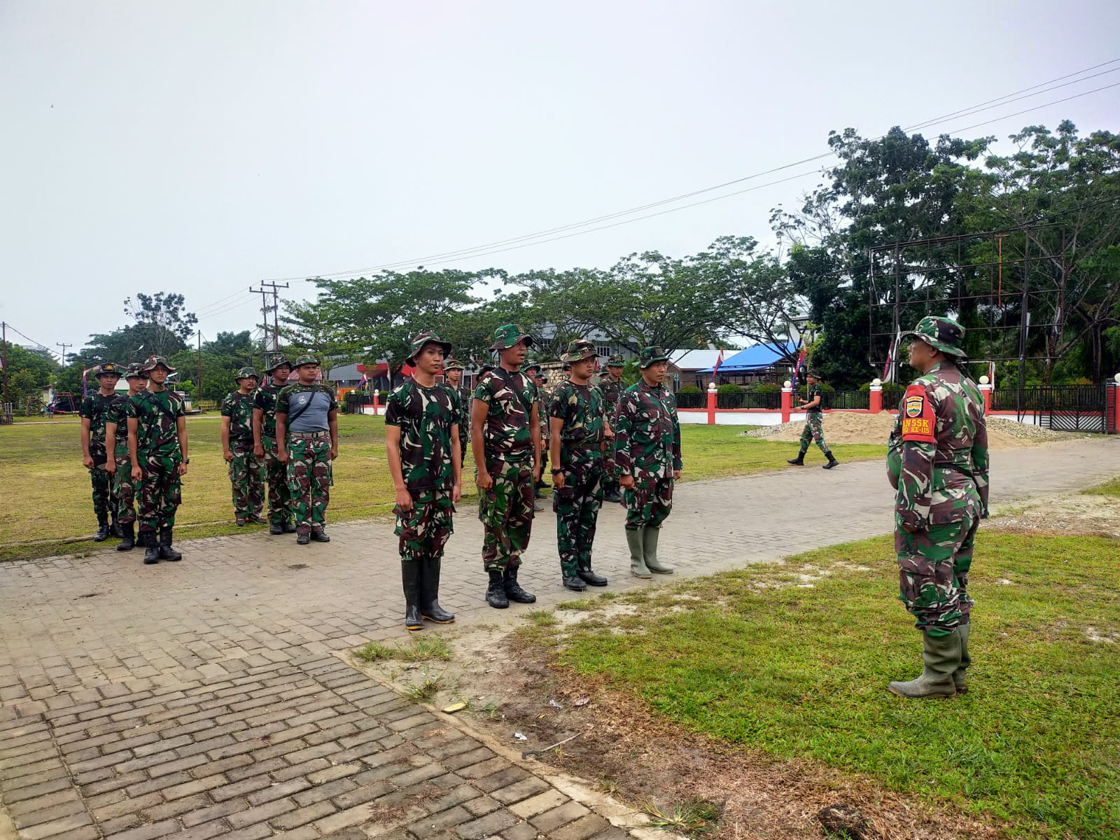 Dansatgas Pimpin Apel Pagi Personel Satgas TMMD Ke- 115 KODIM 0313/KPR