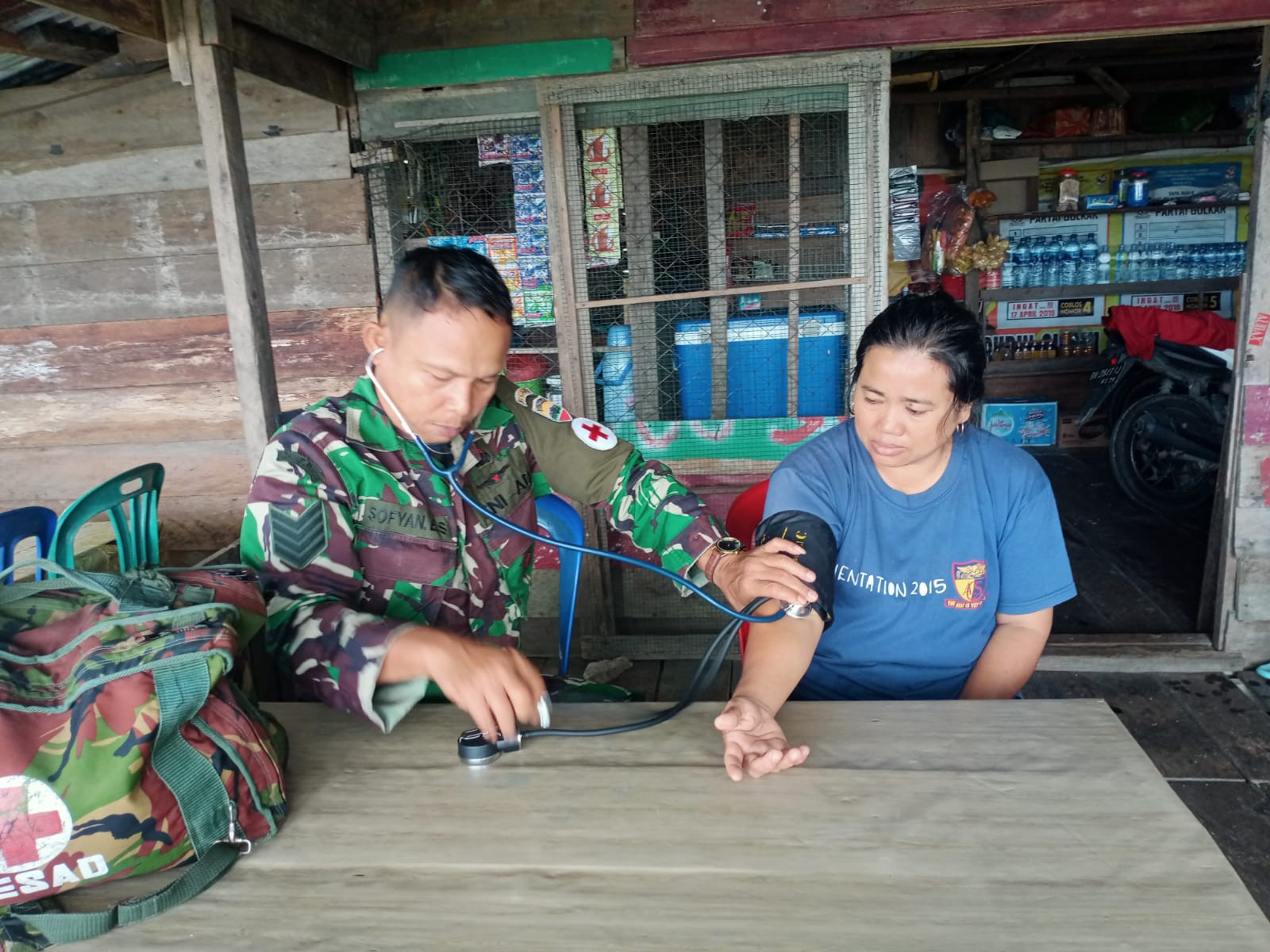 Tim Kesehatan Satgas TMMD ke- 115 Berikan Pengobatan Gratis dor to dor Ke Masyarakat