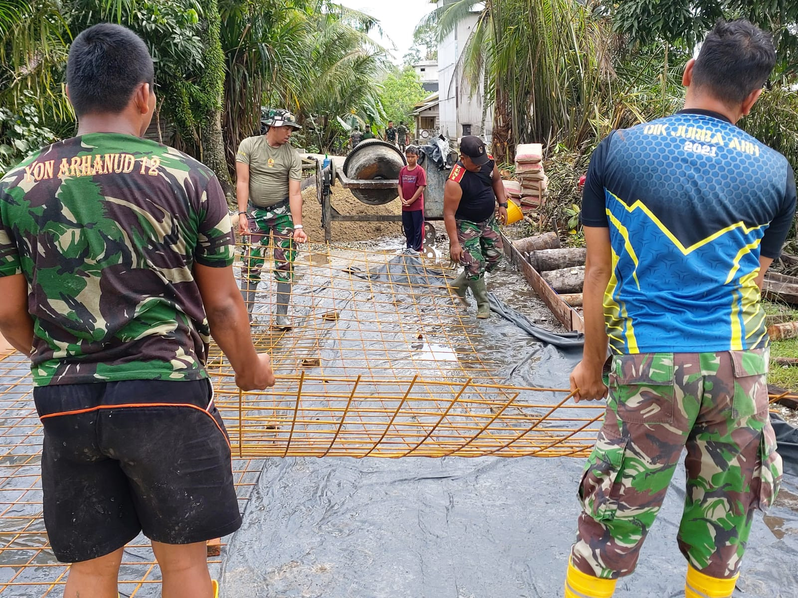 Hujan Panas, Satgas TMMD Ke -115 Kodim 0313/KPR Tetap Semangat Bangun Jalan Masyarakat 