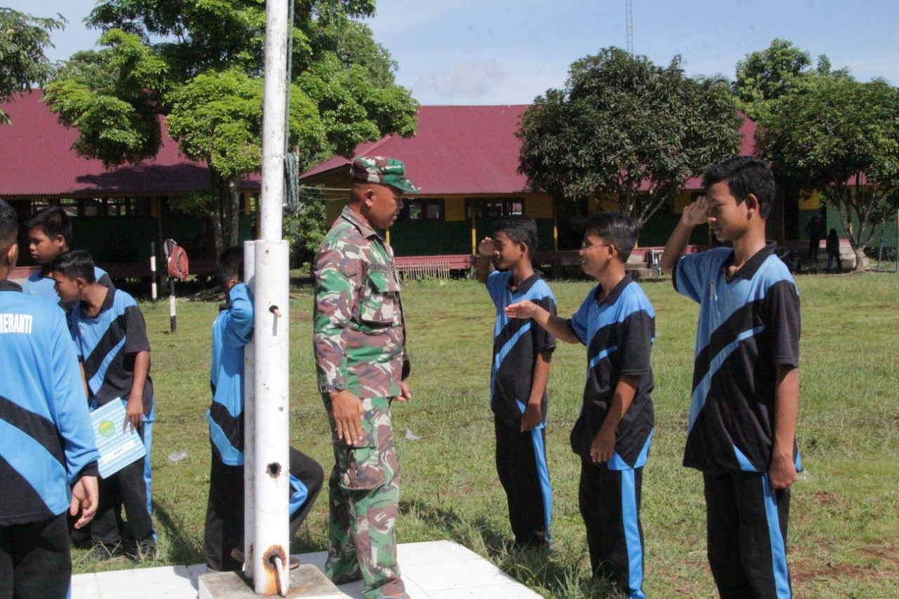Personel Satgas TMMD Ke-115 Kodim 0313/KPR Melatih Siswa SMP Menjadi Pengibar Bendera