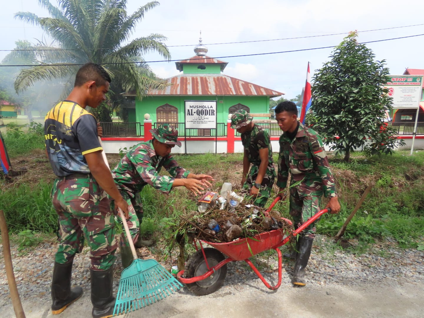 Satgas TMMD Ke-115 Kodim 0313/KPR Bersihkan Lingkungan Mushallah Al Qodir