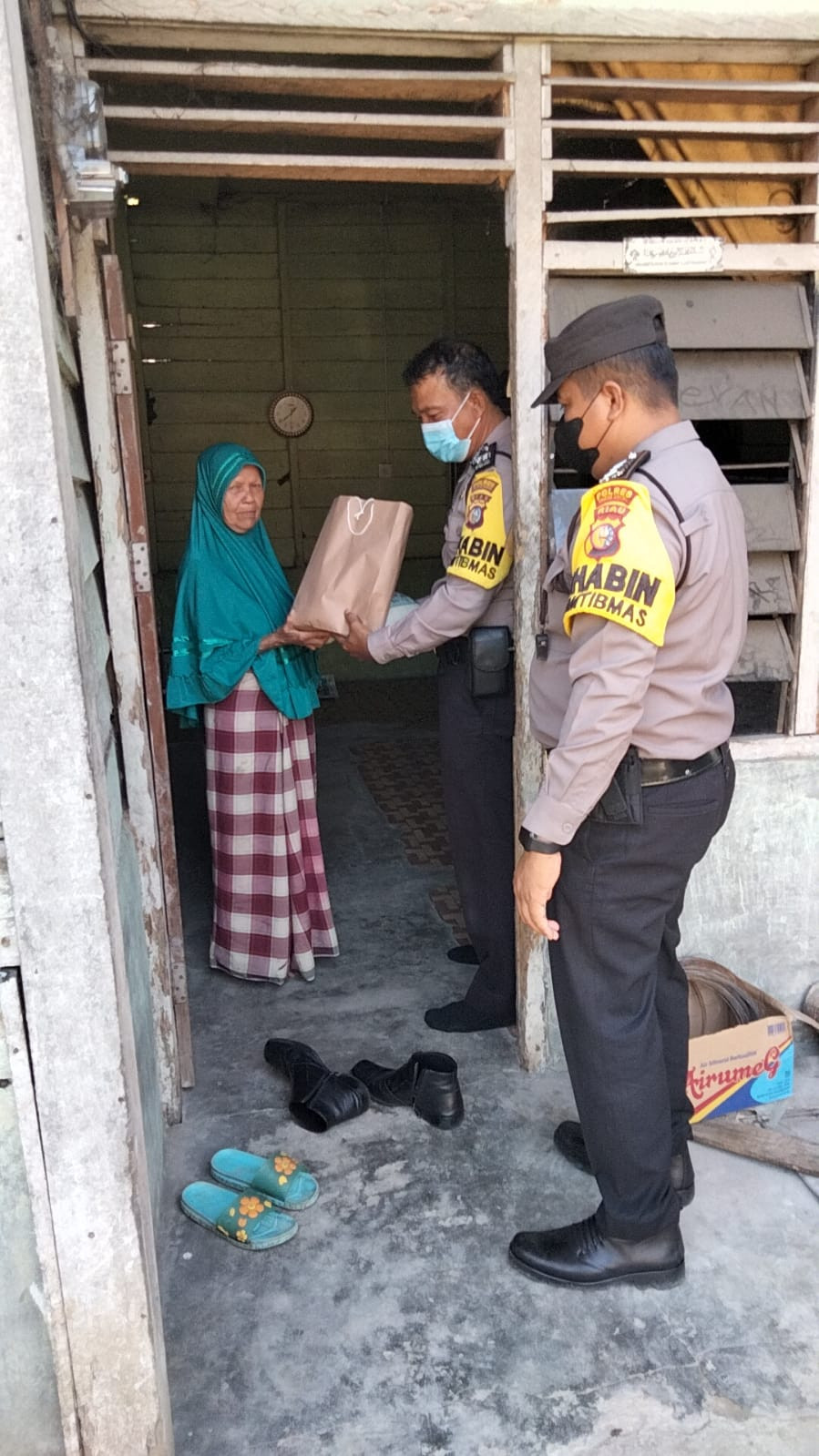 Melalui Jum at Barokah, Polsek Kuantan Mudik Terus Bantu Warga Yang Membutuhkan
