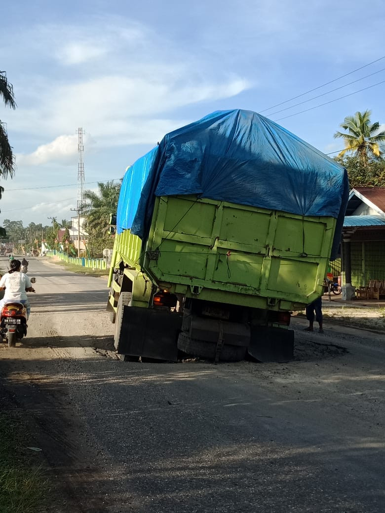 Jalan lintas Pekanbaru Teluk Tepat Di Singingi Hilir Sangat Memprihatinkan 