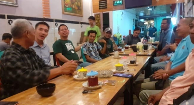 Duduk Ngopi Bareng Diakhir Pekan, Kapolres Rohil dan Wartawan Besenergi