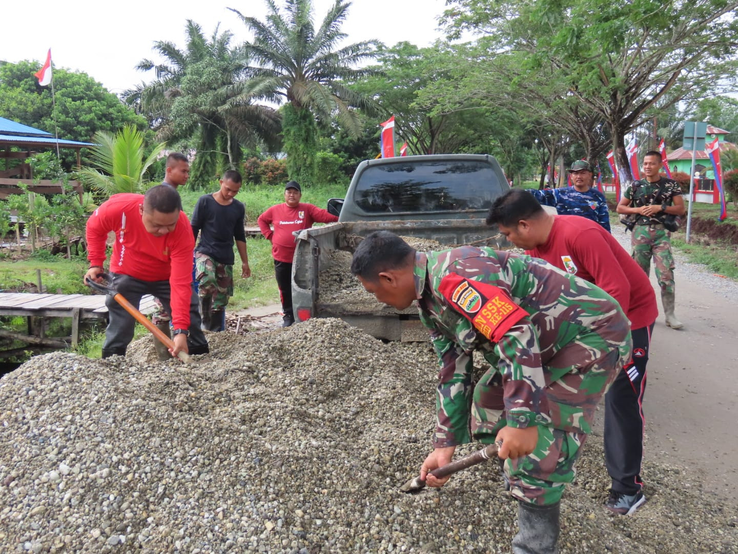 Sukseskan TMMD Ke-115, Camat dan Perangkat Ikut Angkut Material