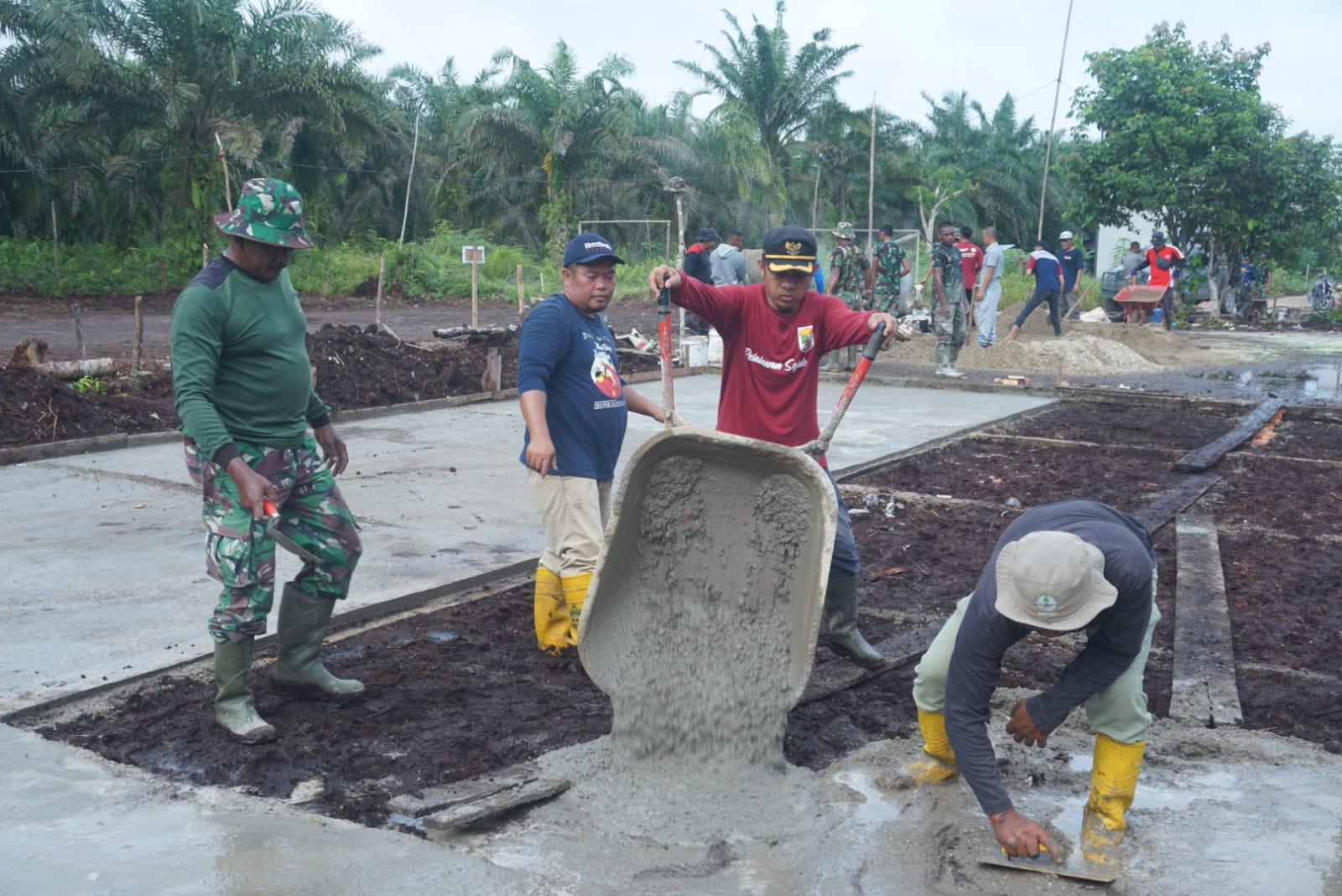 Lurah Teluk Meranti dan Perangkat Kelurahan Turun Bantu TMMD Ke 115 Kodim 0313/KPR