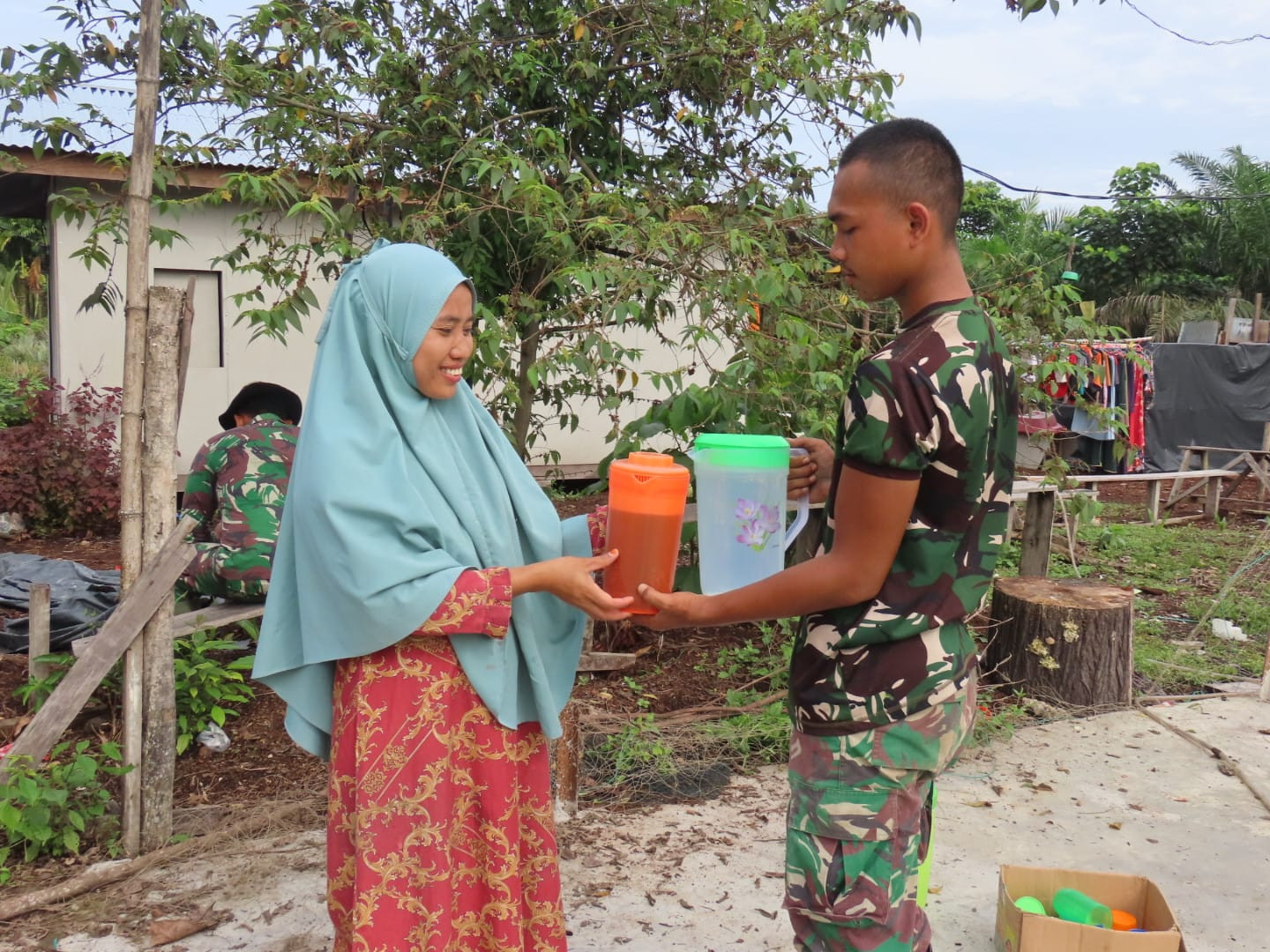 Anggota Satgas TMMD Diantar Minum Oleh Warga