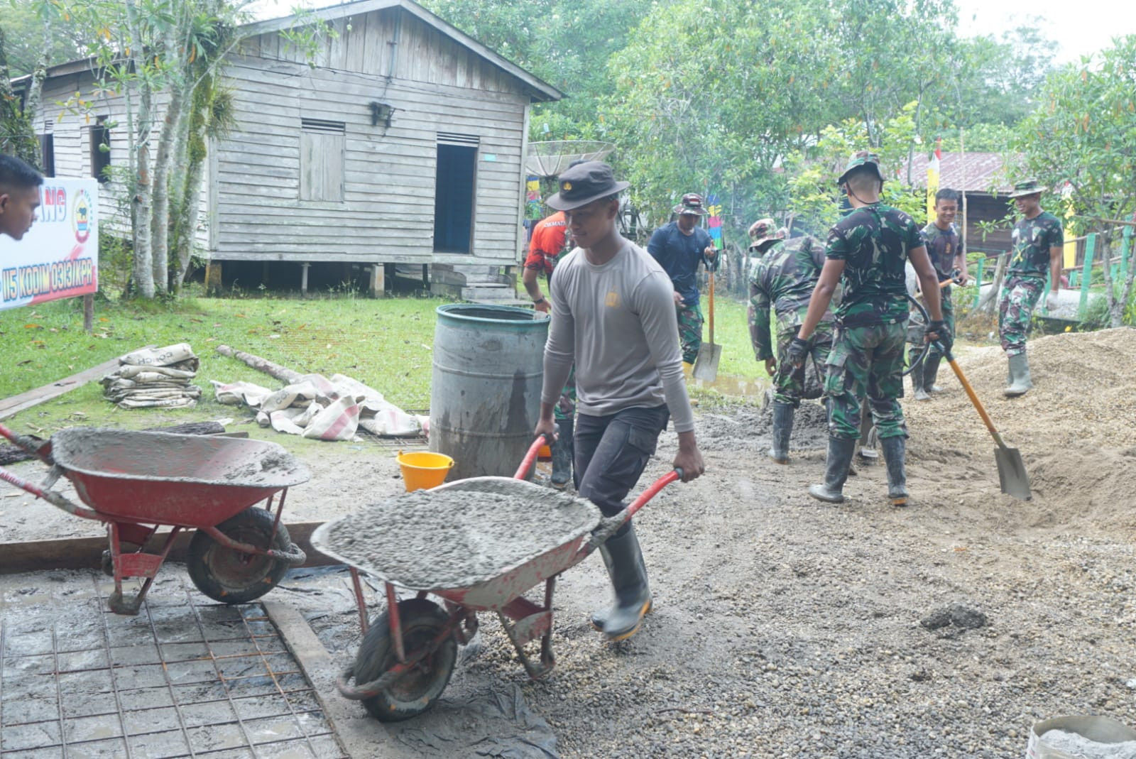 Dua Minggu Berjalan Satgas TMMD Ke-115 Kodim 0313/KPR, Bahu Membahu Kebut Pengerjaan