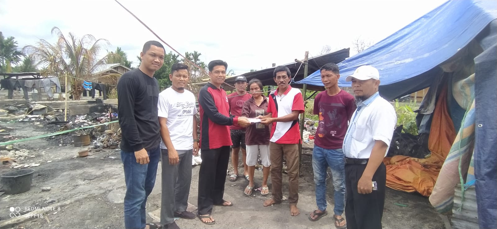 Kepala Desa Tanjung Kecamatan Hulu Kuantan, memberi bantuan korban kebakaran di desa Jake Kecamatan