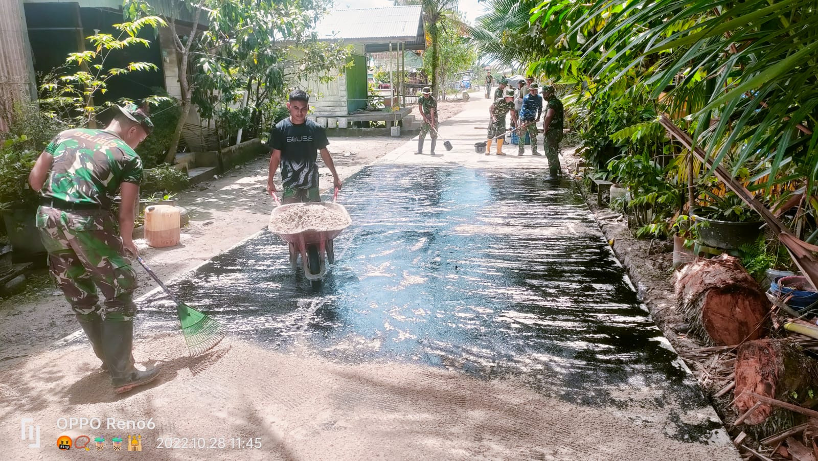 Supaya Tahan Lama, Satgas TMMD Ke 115 Siramkan Aspal Ke Semenisasi 