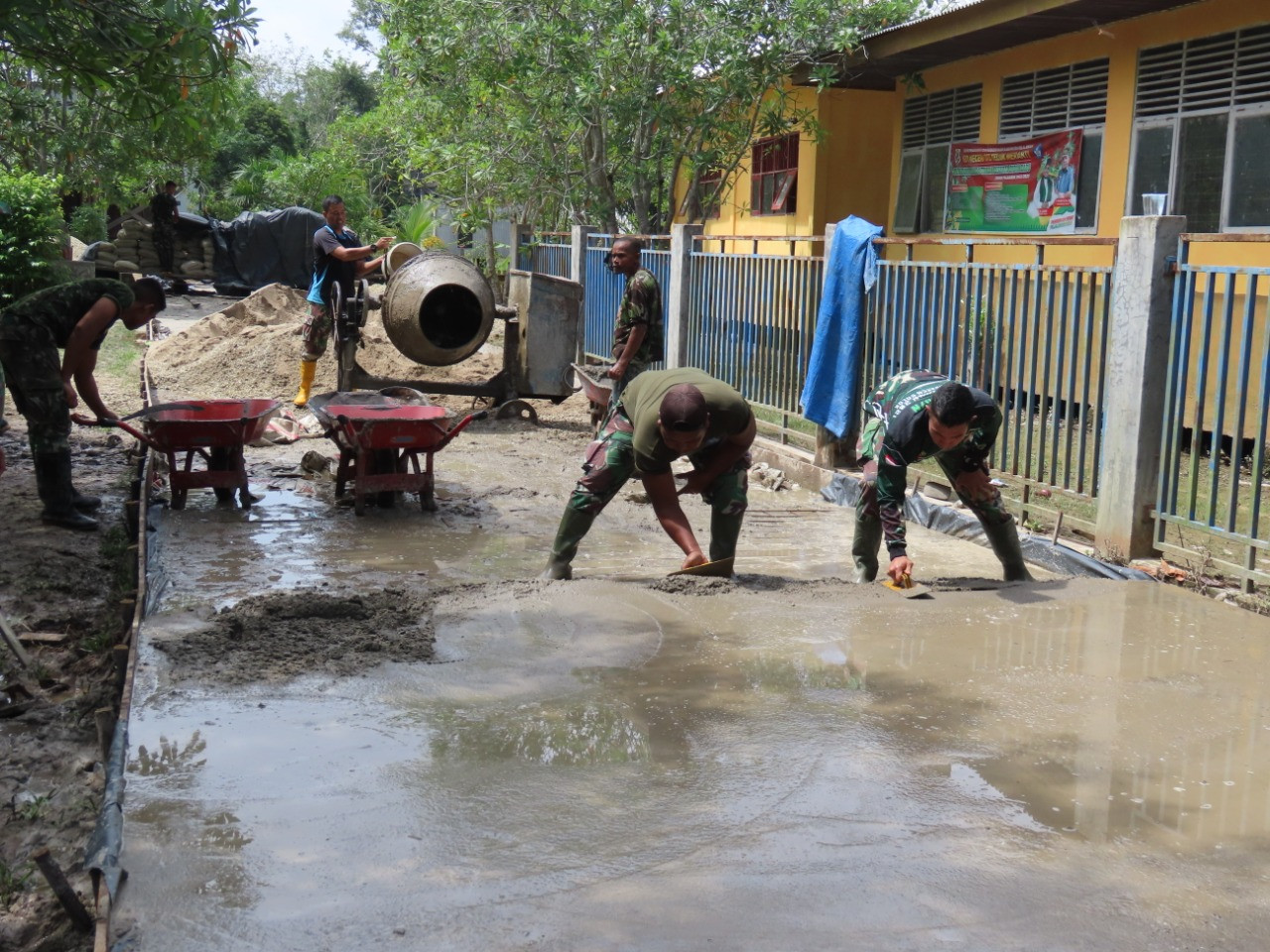 Satgas TMMD Ke-115 Kebut Semenisasi Jalan Hingga 100 Persen