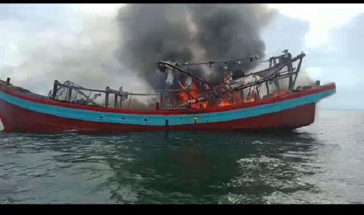 KM Dharma Lastarsya I Dibakar Massa,Diduga Pakaj Pukat Trawl Di Perairan Panipahan