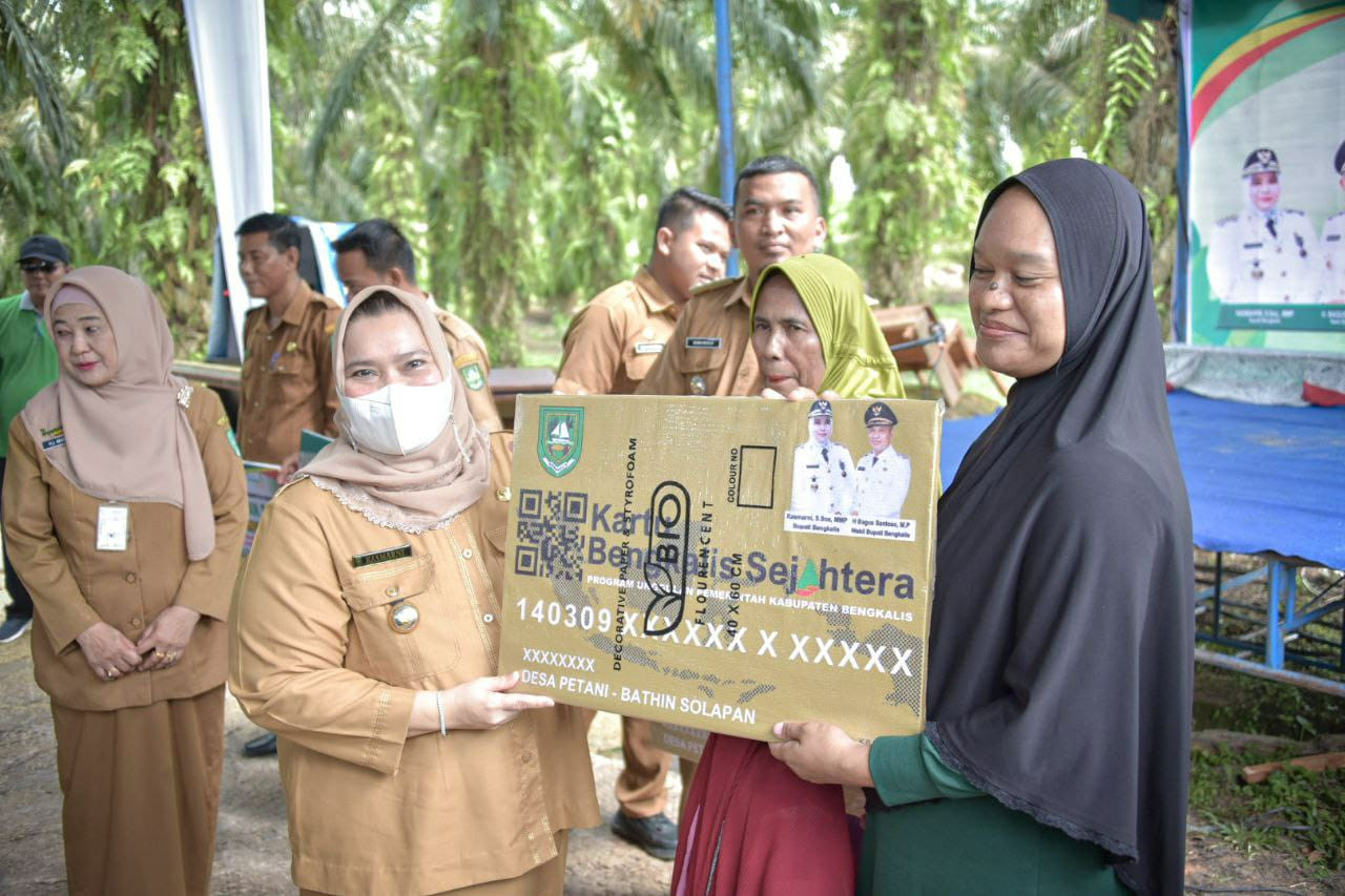 Bupati Bengkalis Secara Simbolis menyerahkan kunci rumah LH 