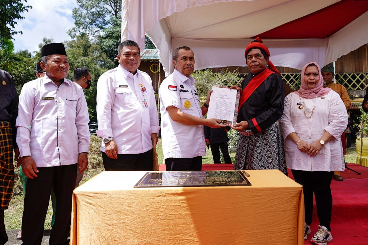 Gubri Serahkan SK Pengakuan Masyarakat Hukum Adat dan Hutan Adat Suku Sakai Bathin Sobanga 
