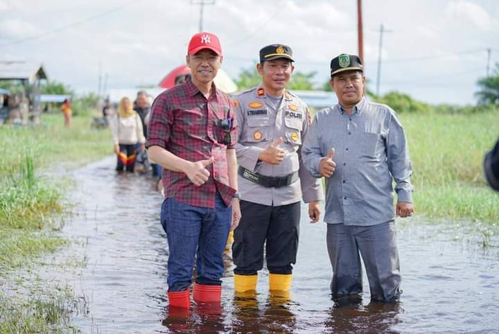 Tak Mengenal Hari Libur,Afrizal Sintong Tinjau Banjir Di Sinaboi