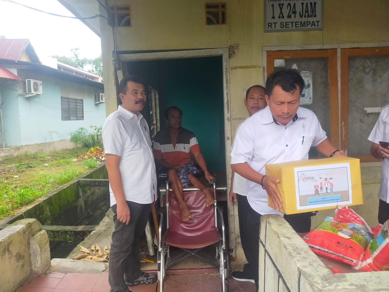 Yusman Kaget Dikunjungi Polisi,Ternyata Personil Intel Polda Riau Datang Bawa Sembako