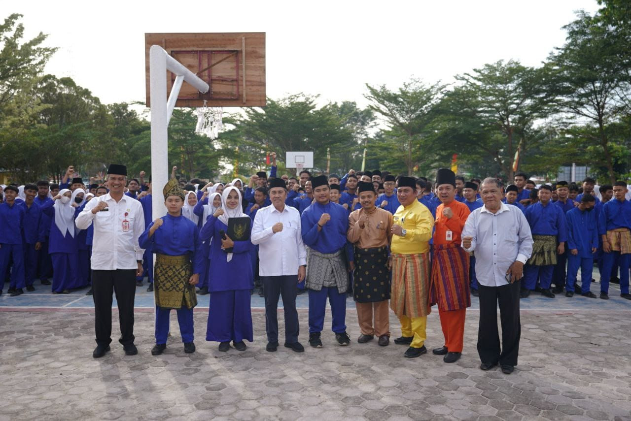 Jadi Pemimpin Apel di SMAN 02 Dumai, Gubri Syamsuar: Selamatkan Anak dari Pengaruh Negatif Gadget