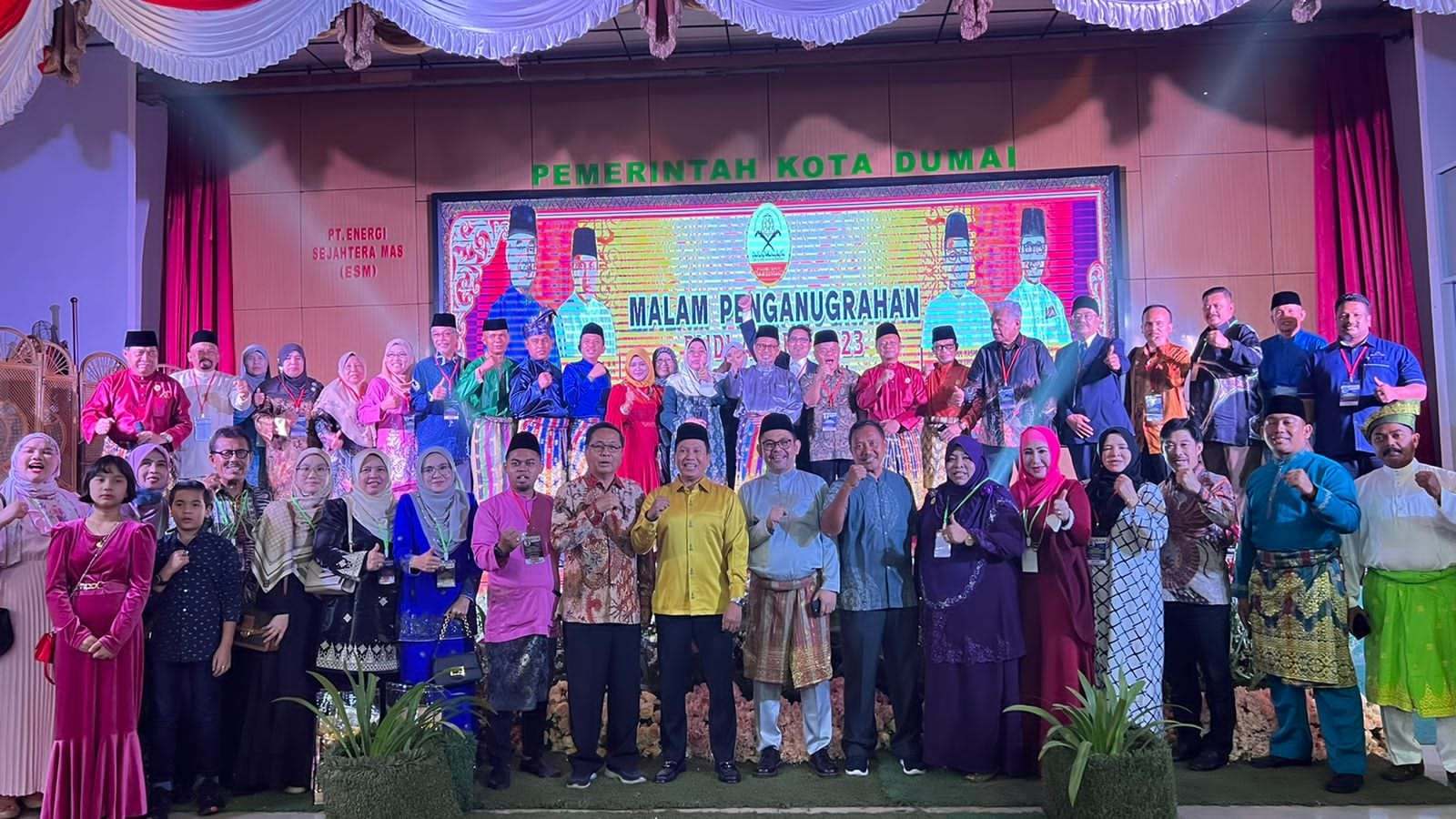 Gubri Drs.H.Syamsuar Msi Terima Anugrah DMDI Award 2023