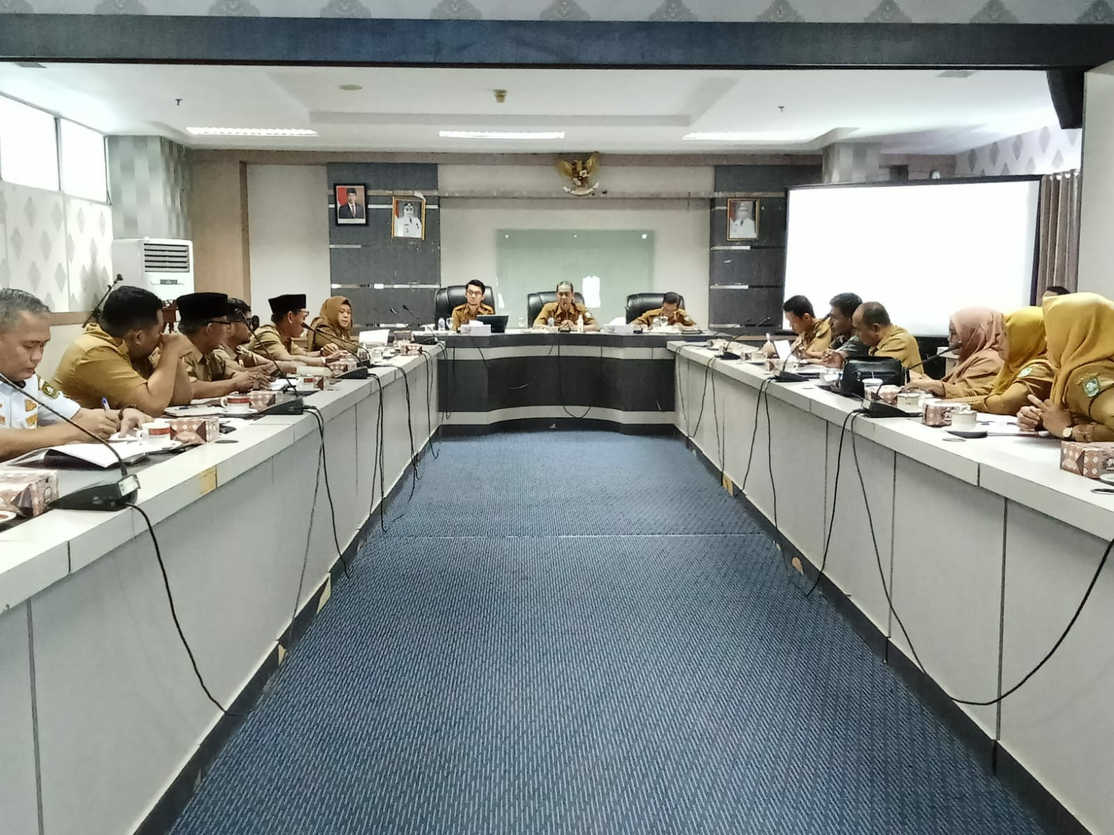 Asisten perekonomian kabupaten Bengkalis memimpin rapat koordinasi 