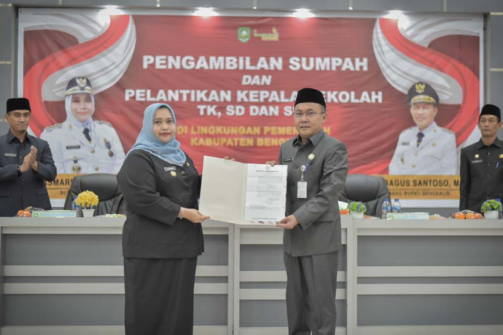 Bupati Bengkalis menyerahkan Surat Perintah kepada dr. Ersan Saputra