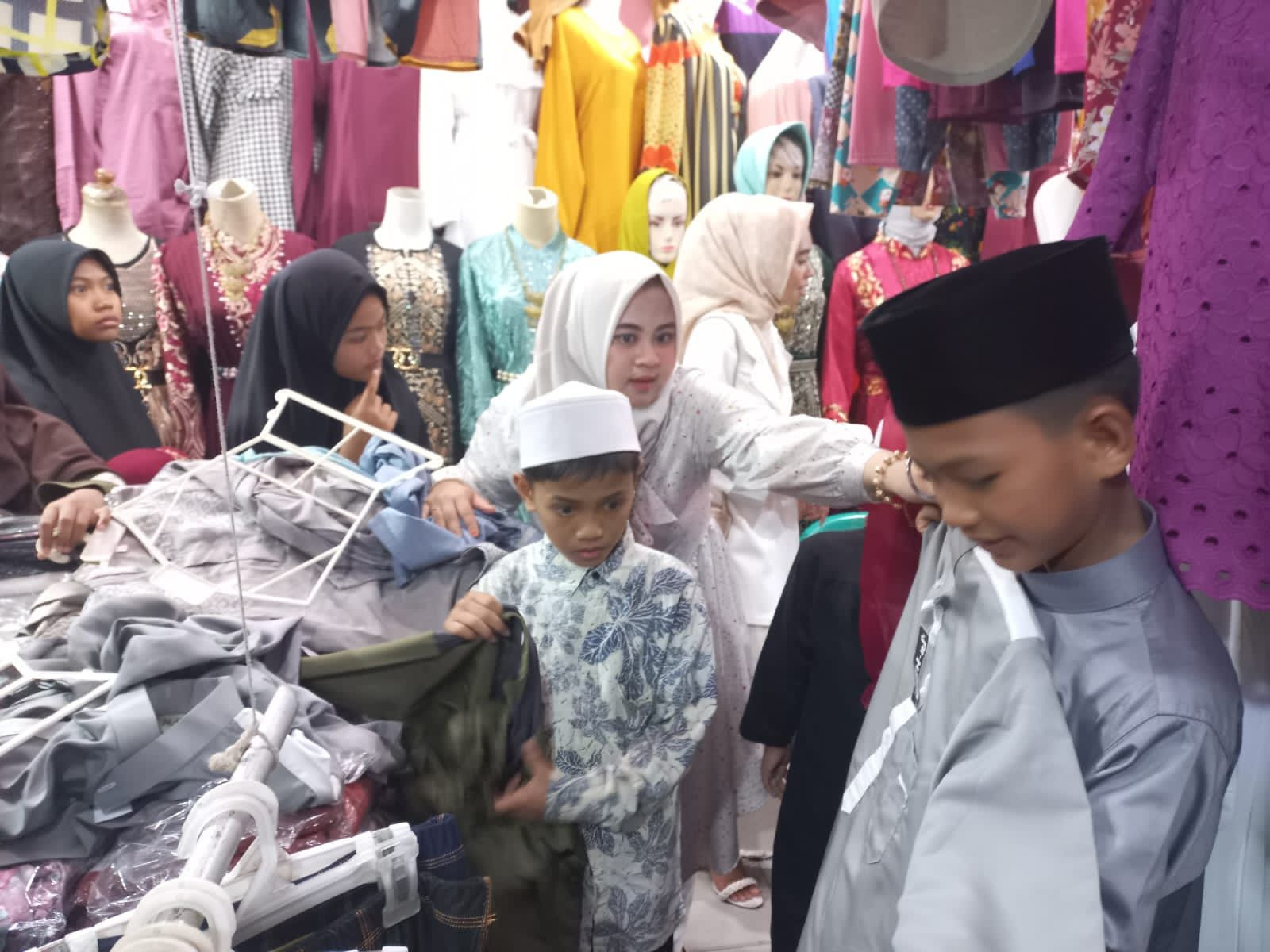 Fuja Kesuma Yube Ajak Anak Yatim Belanja Baju Lebaran