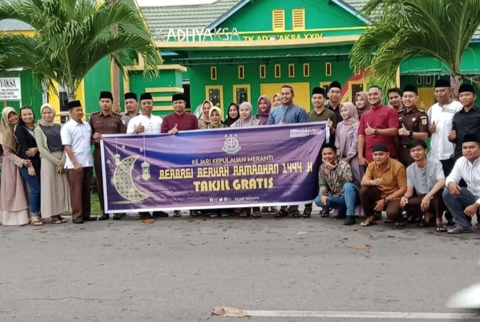 Kajari Meranti Turun Kejalan Berikan Takjil Kepada Masyarakat Meranti