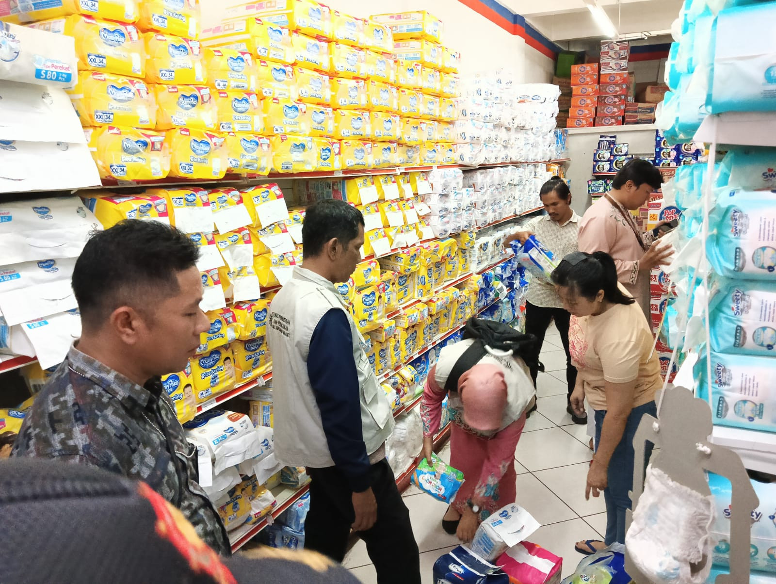 Bersama Disperindag, Polres Meranti Lakukan Pengecekan dan Pengawasan Mamin Kadarluarsa