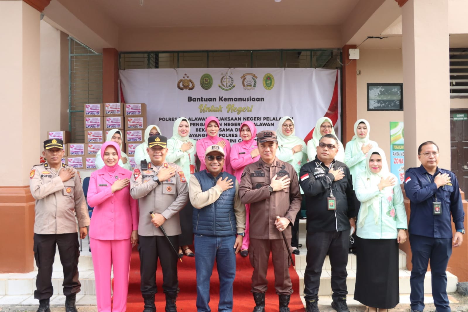 Polres, Pengadilan dan Kejaksaan Negeri Pelalawan Berbagi Sembako 