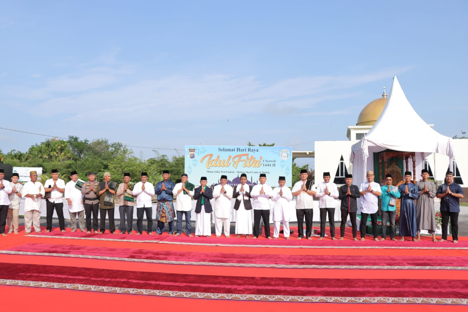 Kapolres Andi Yul dan Warga Sekitar Laksanakan Salat Idul Fitri 1444 Hijriyah di Halaman Mapolres