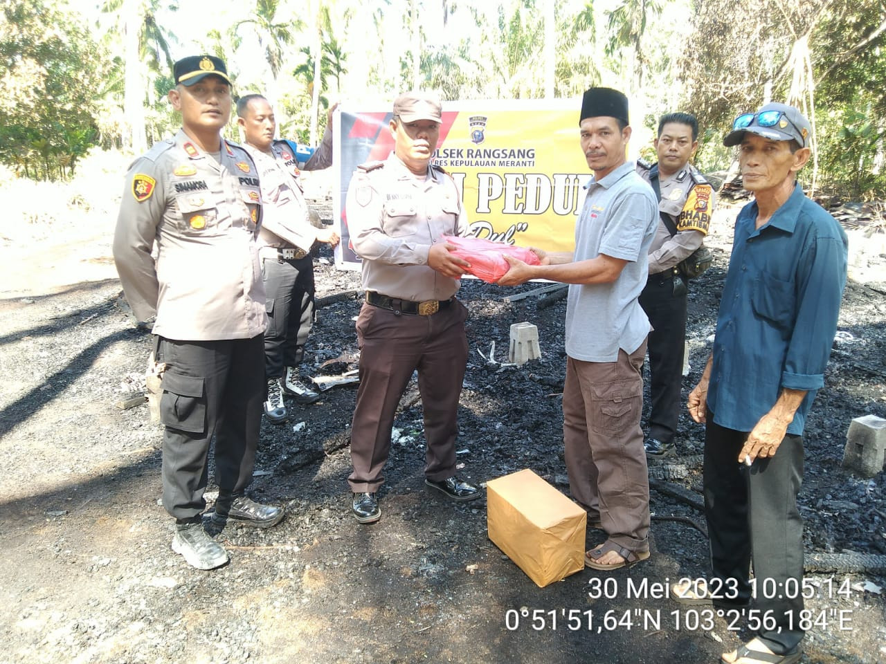 Polsek Rangsang Bantu Korban Kebakaran Rumah di Desa Teluksamak