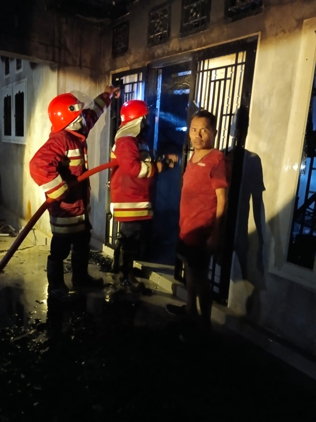 21 Personil Damkar Padamkan Api di Desa Penyasawan Rumbio